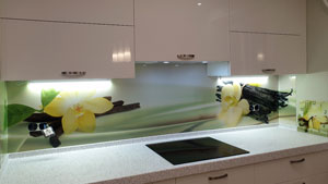 Фотографии монтажа кухонного фартука из цветочной коллекции из ABS-пластика