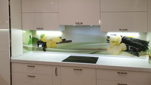 Фотографии монтажа кухонного фартука из цветочной коллекции из ABS-пластика