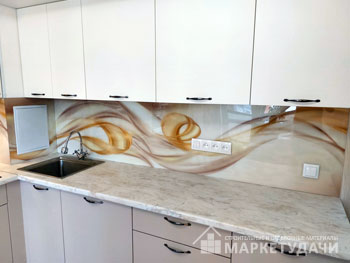 Пример монтажа кухонного фартука на основе полимерного стекла